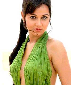 నేవీ కుర్రాడితో నిషా కొఠారి లవ్ ఎఫైర్?