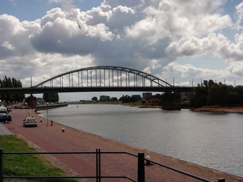 आर्नहेम-बरोबर ७४ वर्षांपूर्वी!