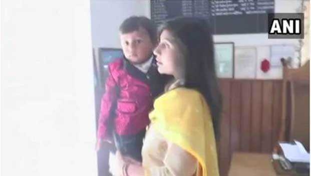 डीएम ने बेटे का आंगनवाड़ी में प्रवेश दिलाकर पेश किया उदाहरण - फाडू पोस्ट