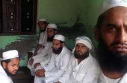 मौलवी की दाढ़ी खींची, \