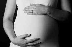 समय से पहले प्रसव (डिलीवरी) होने के कारण लक्षण जांच और 5 उपाय