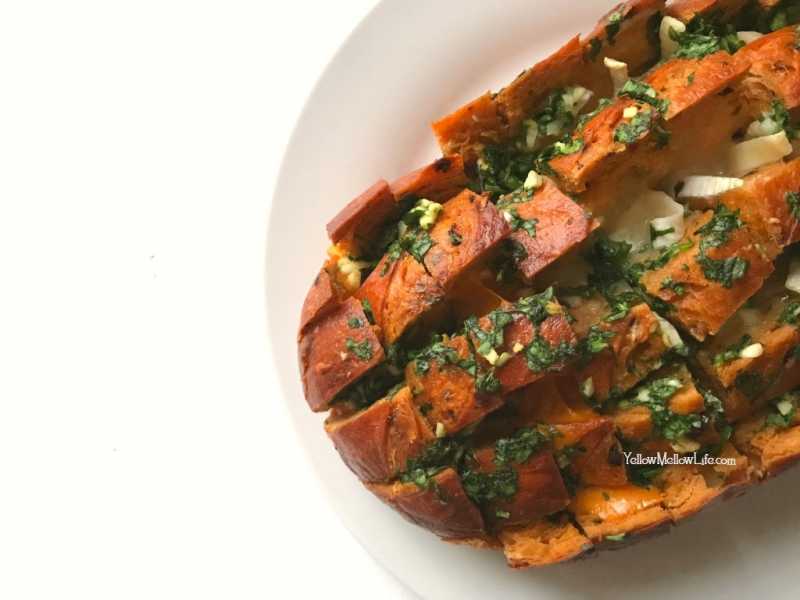 Cheesy Garlic Pull-Apart Bread Recipe You Need To Make Right Now!