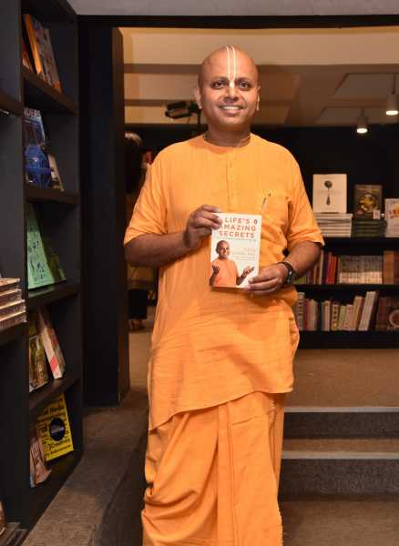 Crossword Bookstores Hosts Juhi Chawla At Monk Gaur Gopal Das’ Book Launch - ‘Life’s Amazing Secrets