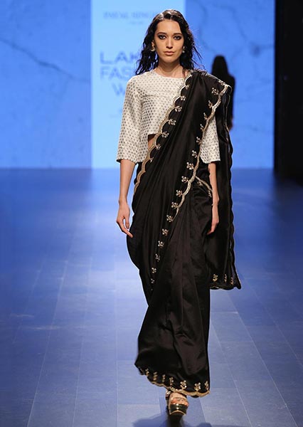 How To Pick Readymade Blouses According To The Fabric Of Saree