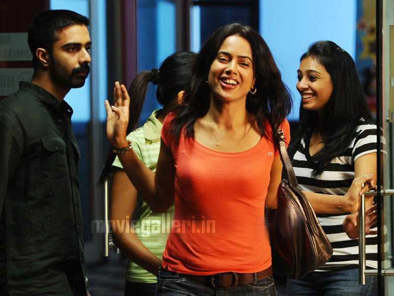 Nadunisi Naigal: A Bold New Experiment