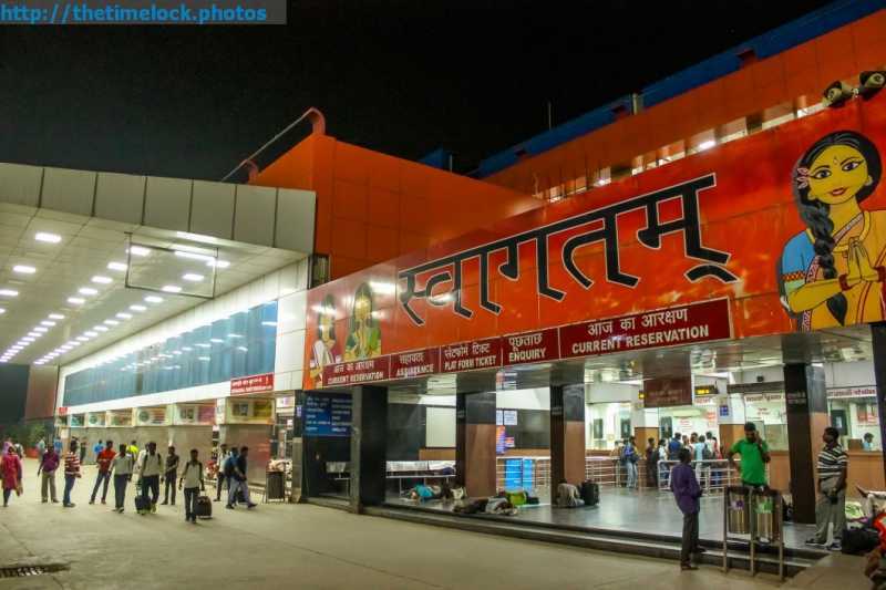 New Delhi Railway Station - Show Window Of Swachh Bharat Abhiyan - The Time Lock