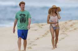 OnlineCelebGallery - Exclusive updates for your favorite celebrities, movies, events and more.: Pamela Anderson in crochet bikini on the beach in Maui