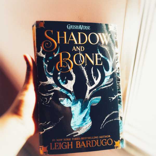 Review: Shadow And Bone By Leigh Bardugo