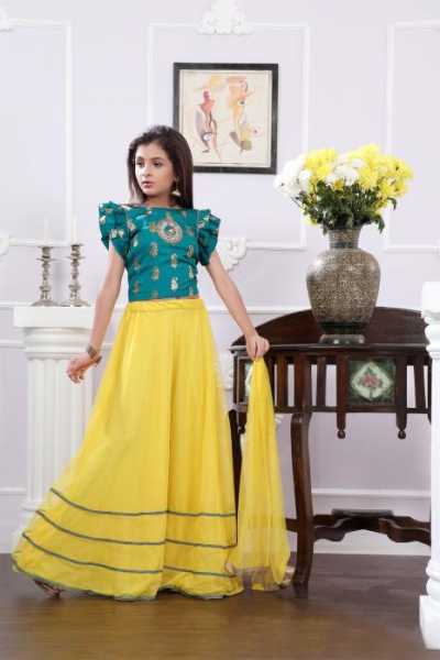 Simple Ethnic Styles For Girls To Flaunt This Season - Indian Clothing Blog