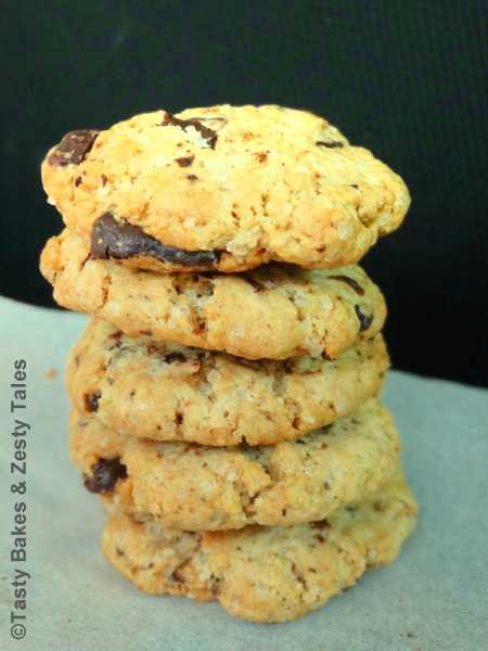 Vanilla Cookies With Chunky Chocolate 