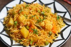 Vegetable Tehri Recipe | Awadhi Tehri (Yellow rice) - Raks Kitchen